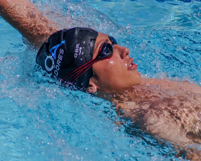Nadador de PROA Nadadores en estilo dorso con el brazo fuera del agua durante una competencia