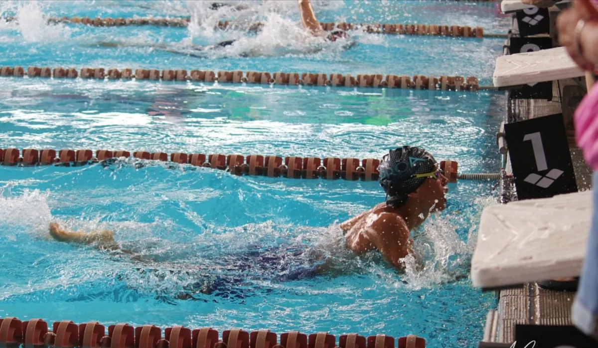 Nadador de PROA Nadadores llegando a la pared de la alberca durante una prueba de natación