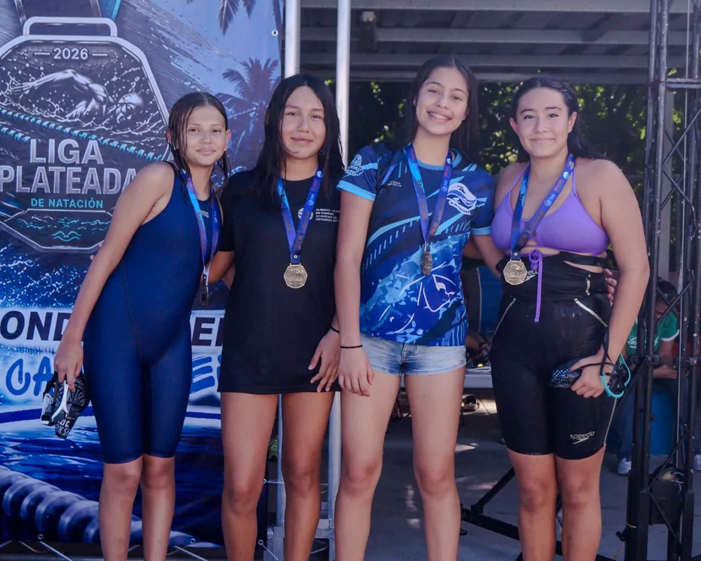 Cuatro nadadoras posan con sus medallas después de la premiación de la Liga Plateada de natación 2026